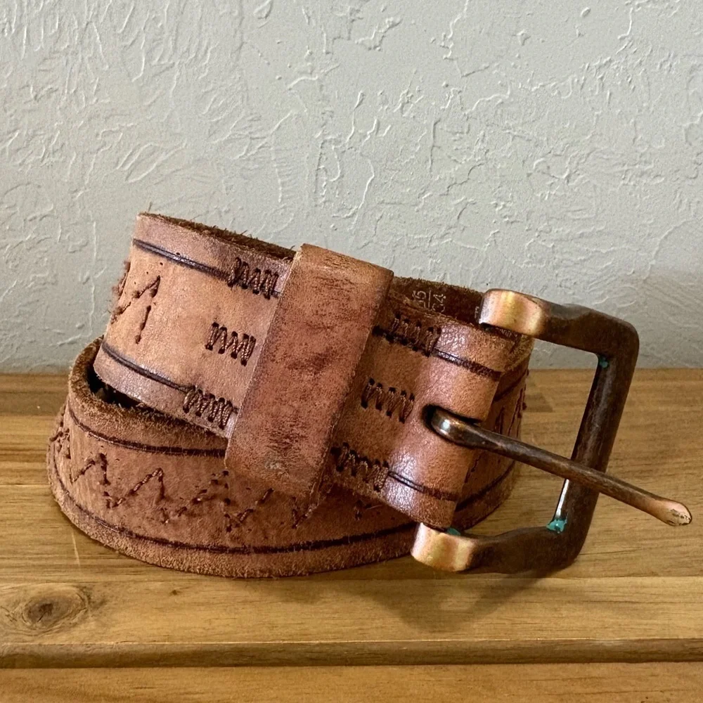 Vintage Fossil Full-Grain Leather Belt with Stitched Detailing and Brass Buckle